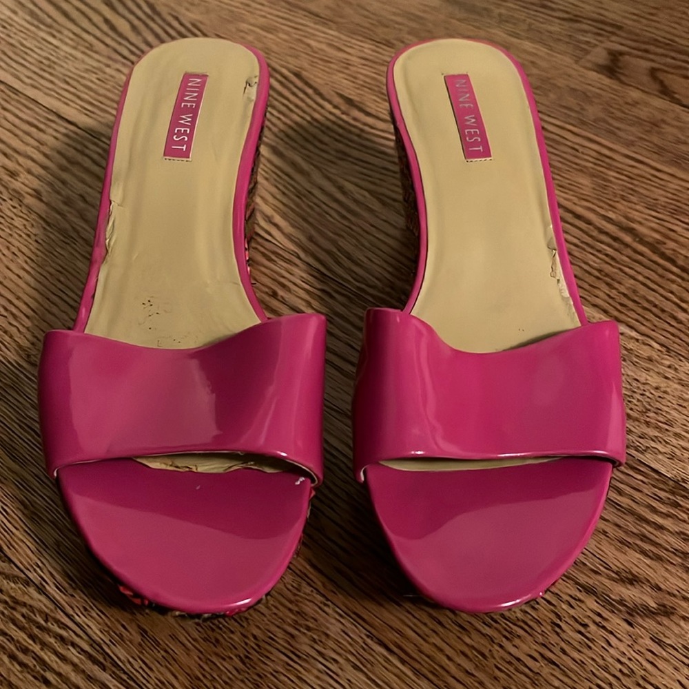 6.5 Nine West. Patent leather fuschia color. Heel with orange and pink raffia.